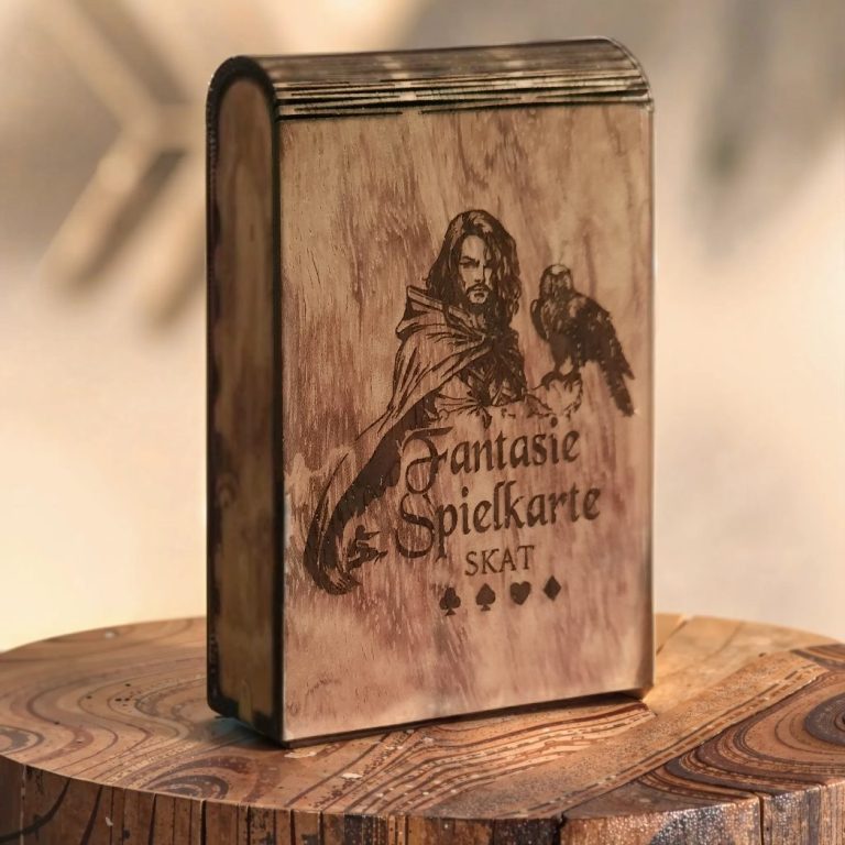 in der Holzbox Fantasie-Spielkarte